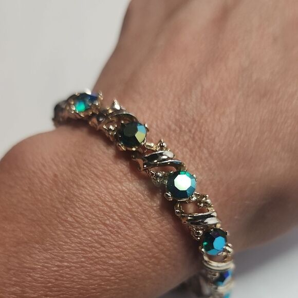 Vintage Soft Gold Tone Bracelet - Picture 2 of 11